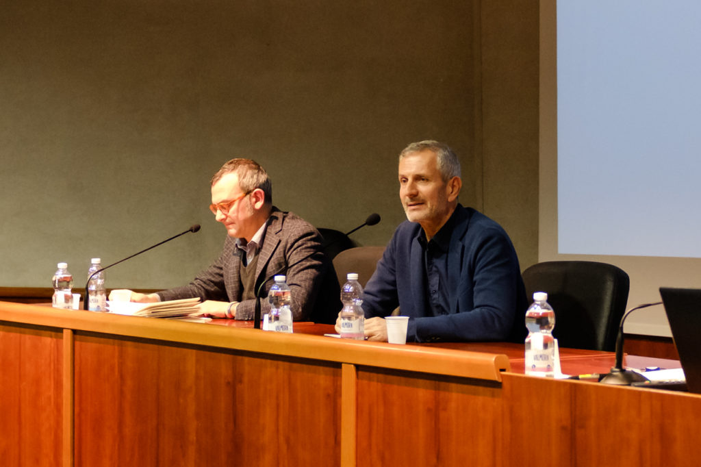 “Carofiglio e Lucarelli durante l’incontro ‘Con i piedi nel fango’ alla presentazione del romanzo.”