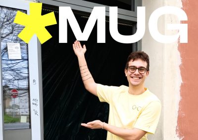Giovane ragazzo davanti all'ingresso del nuovo spazio MUG