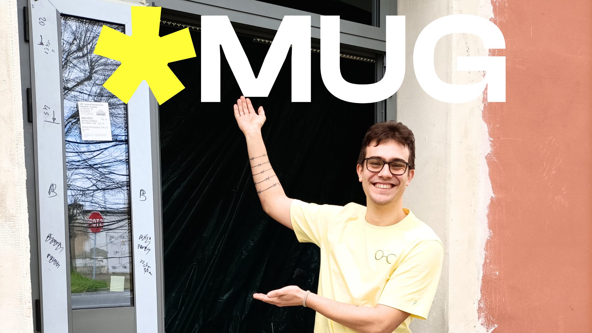 Giovane ragazzo davanti all'ingresso del nuovo spazio MUG